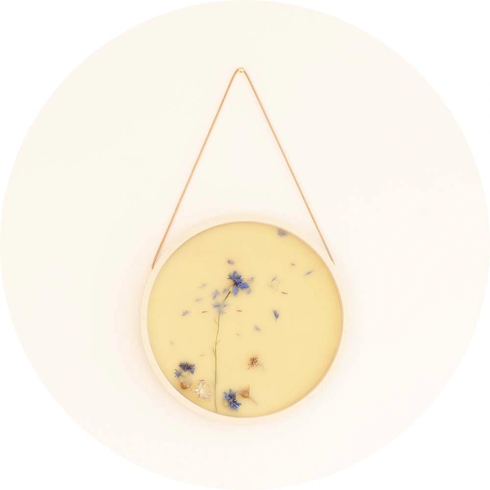 Elegantes, handgefertigtes Bienenwachsbild in einem nicht durchscheinenden Holzrahmen, das mit feinen Trockenblumen verziert ist. Ein umweltfreundliches Kunstwerk, das Natürlichkeit und Schönheit vereint.