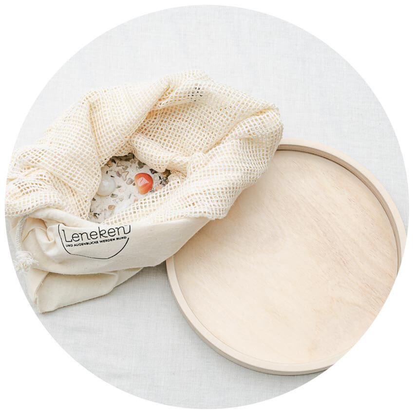 Mandalagarten Set – Tauche ein in eine sensorische Welt aus feinem Spielsand, Trommelsteinen und umweltfreundlichen Materialien.