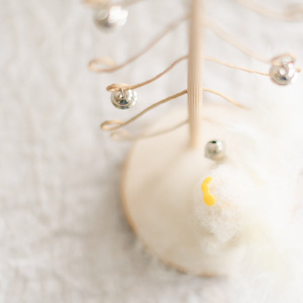 Adventsbastelei - Ein Engel schmückt den Weihnachtsbaum