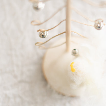 Adventsbastelei - Ein Engel schmückt den Weihnachtsbaum