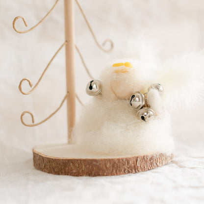 Adventsbastelei - Ein Engel schmückt den Weihnachtsbaum