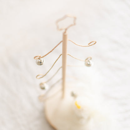 Adventsbastelei - Ein Engel schmückt den Weihnachtsbaum