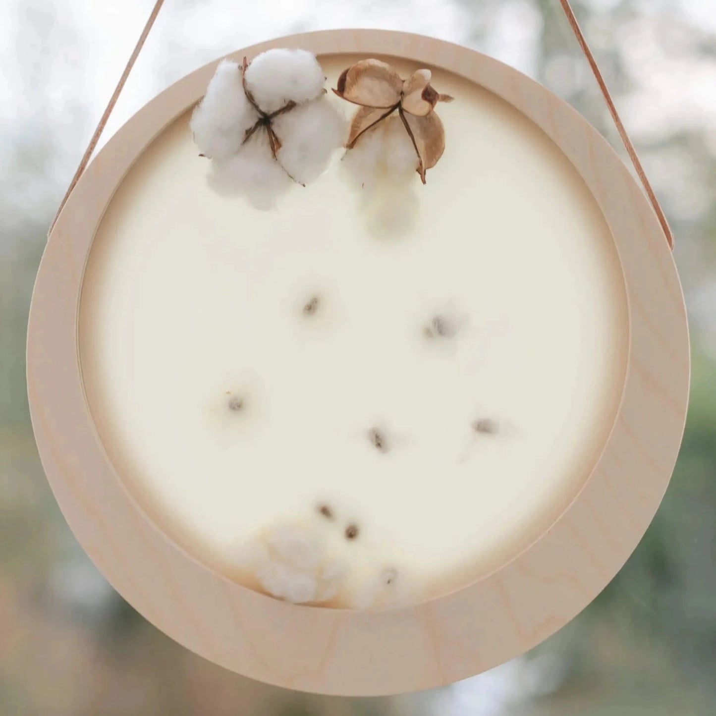 Handgemachtes Wachsbild mit Trockenblume – nachhaltige Deko aus Bienenwachs und Holz.