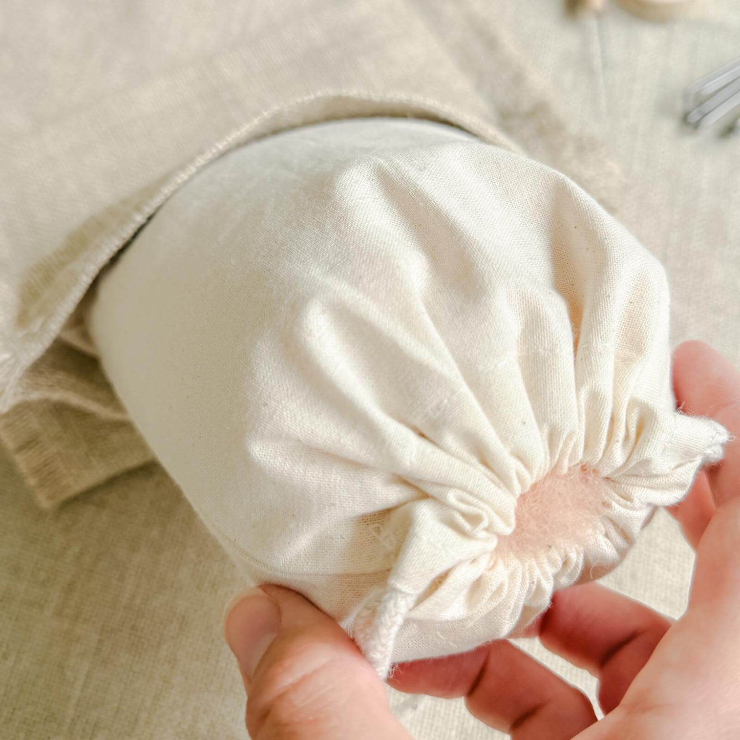 Baumwoll-Filzkissen im Leinenbeutel – Unterlage für Trockenfilzen.