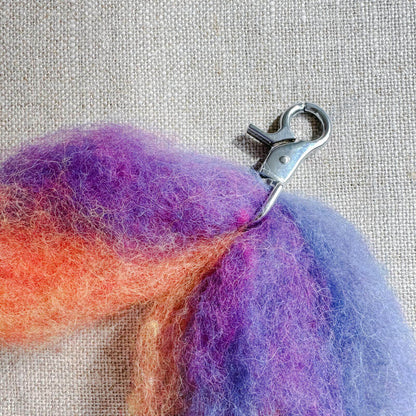 Karabiner mit bunter Filzwolle – Zubehör aus dem Filzset.