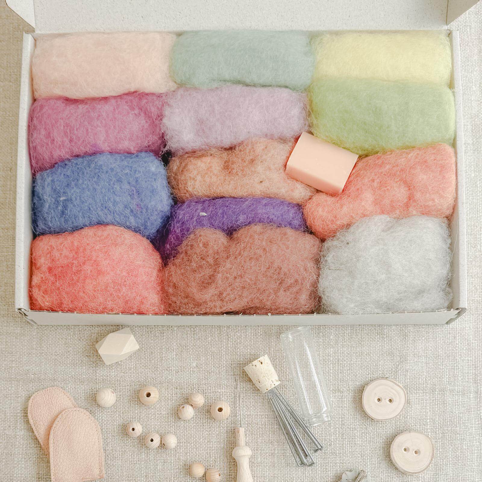Schurwolle in 12 Farben – hochwertige Filzwolle im Kreativset