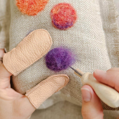 Leinenbeutel mit farbigen Filzkugeln – Trockenfilzen auf natürlichem Leinen.