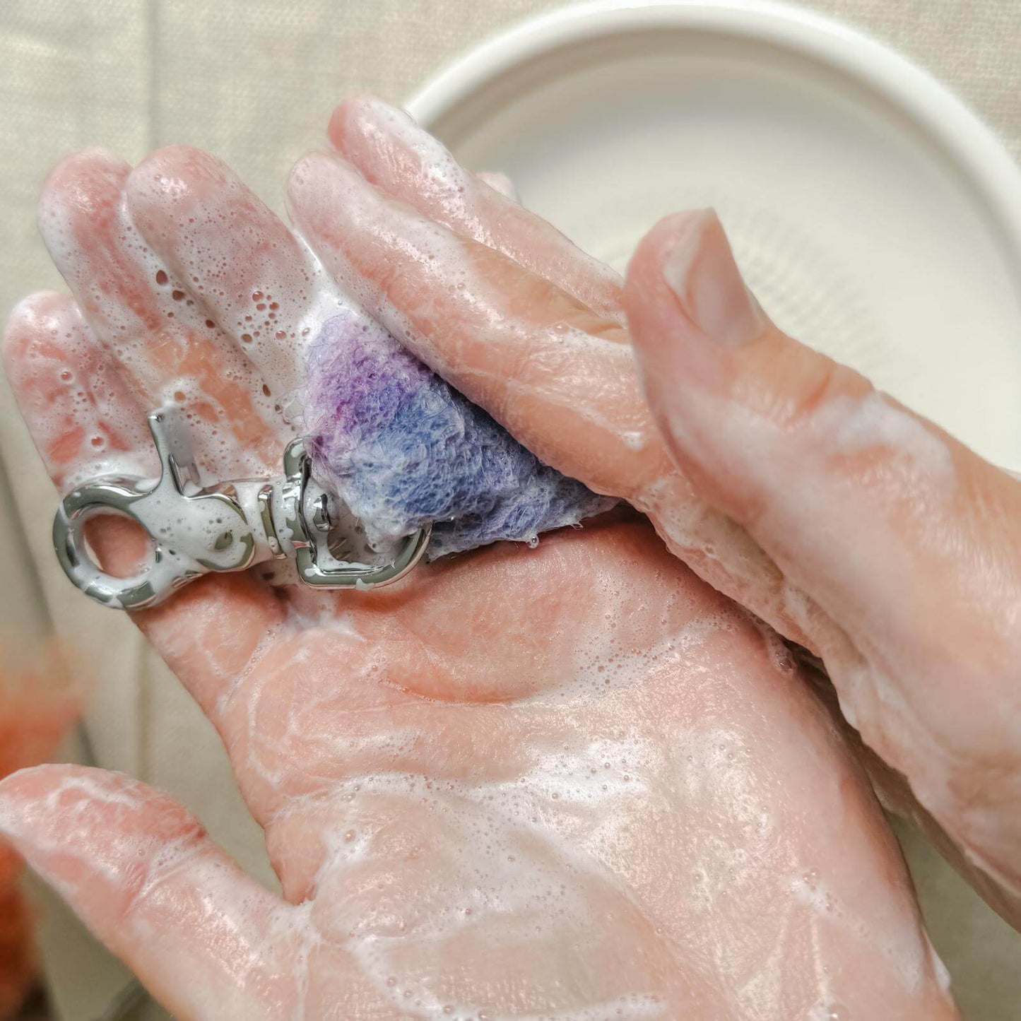 Nassfilzen in den Händen – bunte Filzwolle wird geformt.