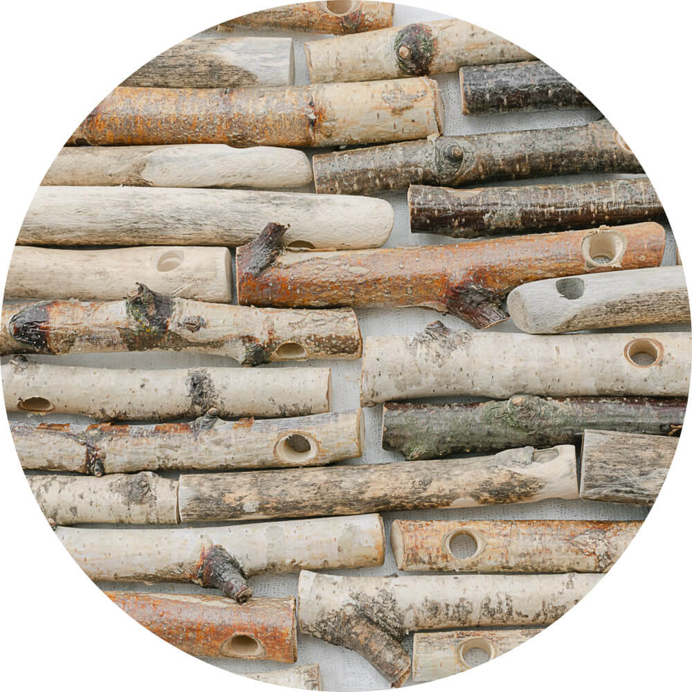 Die Laterne wird aus nachhaltigen, möglichst heimischen Materialien gebaut. Eine Laterne aus Holz ist eine Alternative zum häufigen Laternenbau mit Kleister. In der Box ist alles für die Laterne enthalten. Womit man sie ausschmückt sucht man am besten in der Natur!